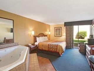Days Inn By Wyndham Charlotte/Woodlawn Near Carowinds Bagian luar foto